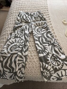 Wide-Leg Printed Pants in Olive & White